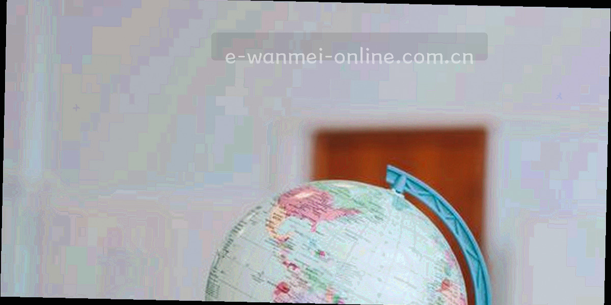 几个人影在讨论大屏幕上的体育数据，面部模糊